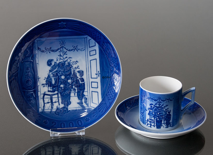 2000 Royal Copenhagen Weihnachtstasse, den Baum verzieren.