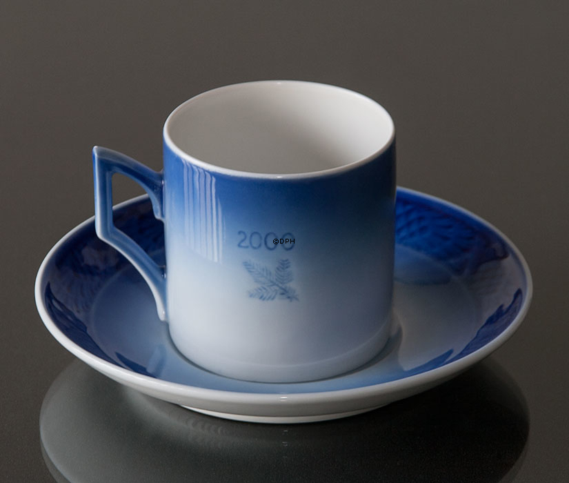 2000 Royal Copenhagen Weihnachtstasse, den Baum verzieren.