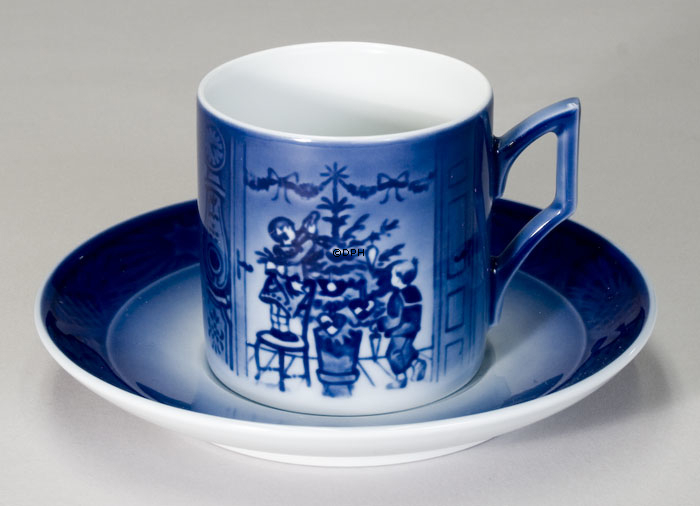 2000 Royal Copenhagen Weihnachtstasse, den Baum verzieren.