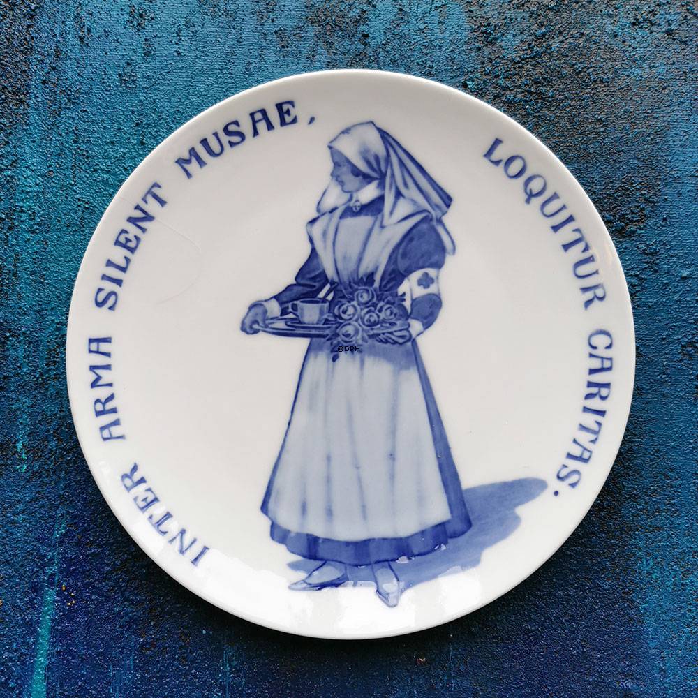 1917 Royal Copenhagen Gedenkteller, Teller des Roten Kreuzes, INTER ARMA SILENT MUSAE LOQUITUR CARITAS