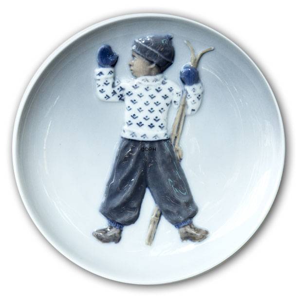 Januar, Royal Copenhagen Monatsteller Nr. 3692 - Junge mit Skiern