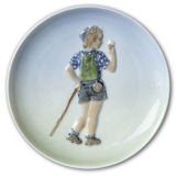 Juni, Royal Copenhagen Monatsteller Nr. 4029 Junge mit Eis