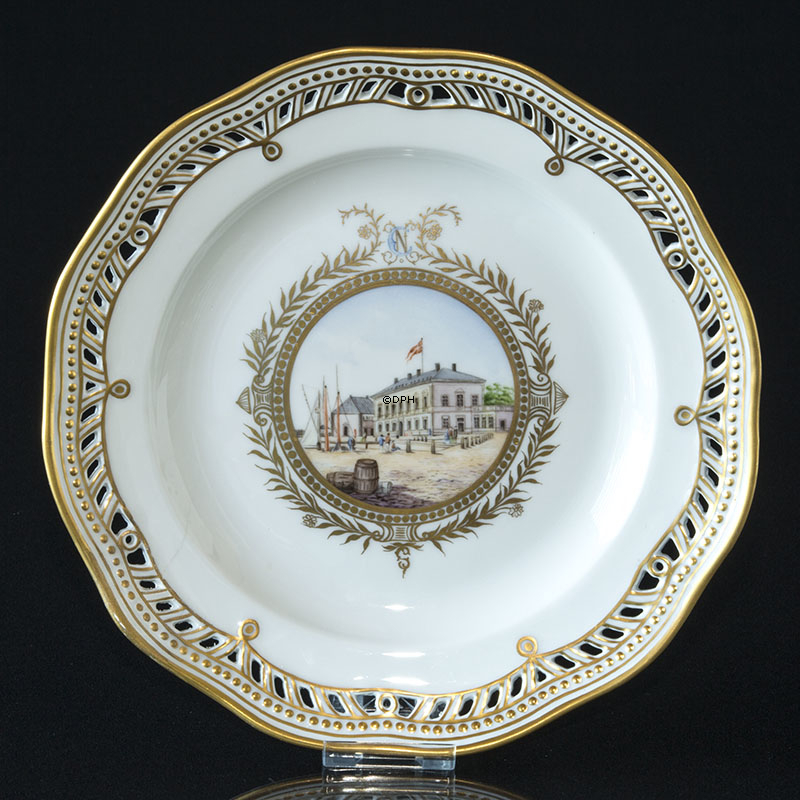 Royal Copenhagen Zierteller mit Hafen - Opus Schloasticum nr. 1657 (mit Reparatur)