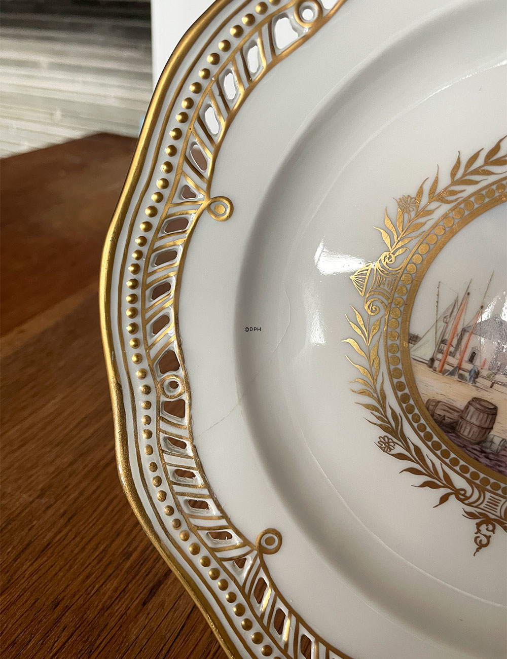 Royal Copenhagen Zierteller mit Hafen - Opus Schloasticum nr. 1657 (mit Reparatur)