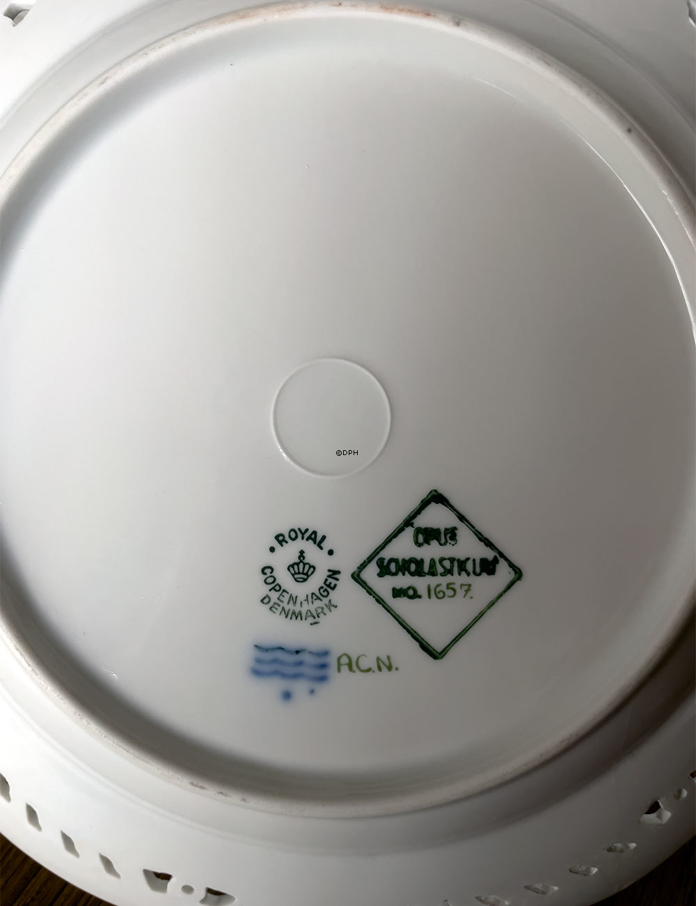 Royal Copenhagen Zierteller mit Hafen - Opus Schloasticum nr. 1657 (mit Reparatur)