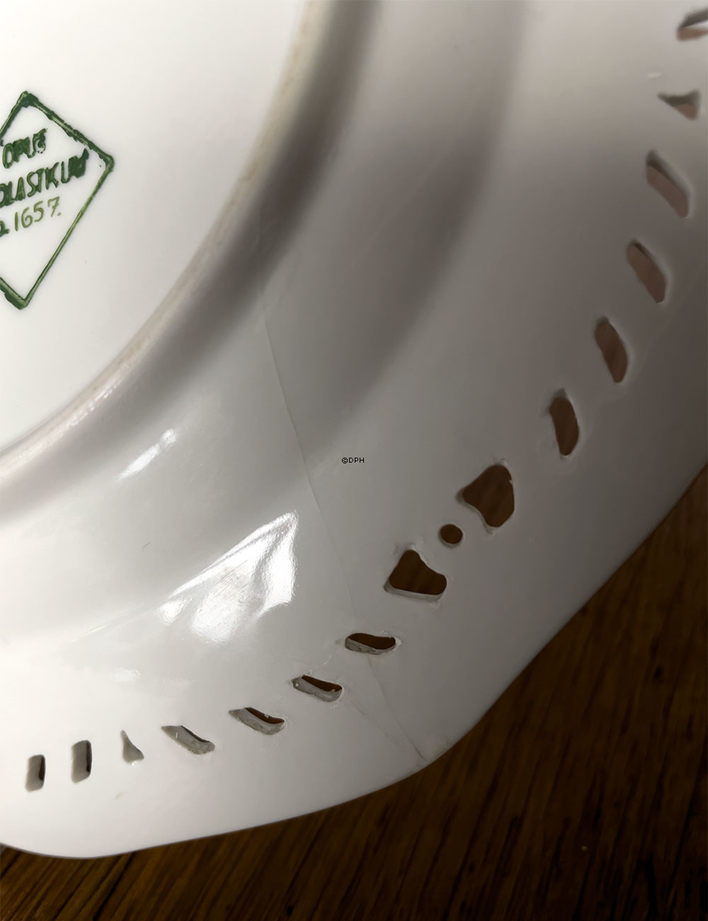 Royal Copenhagen Zierteller mit Hafen - Opus Schloasticum nr. 1657 (mit Reparatur)