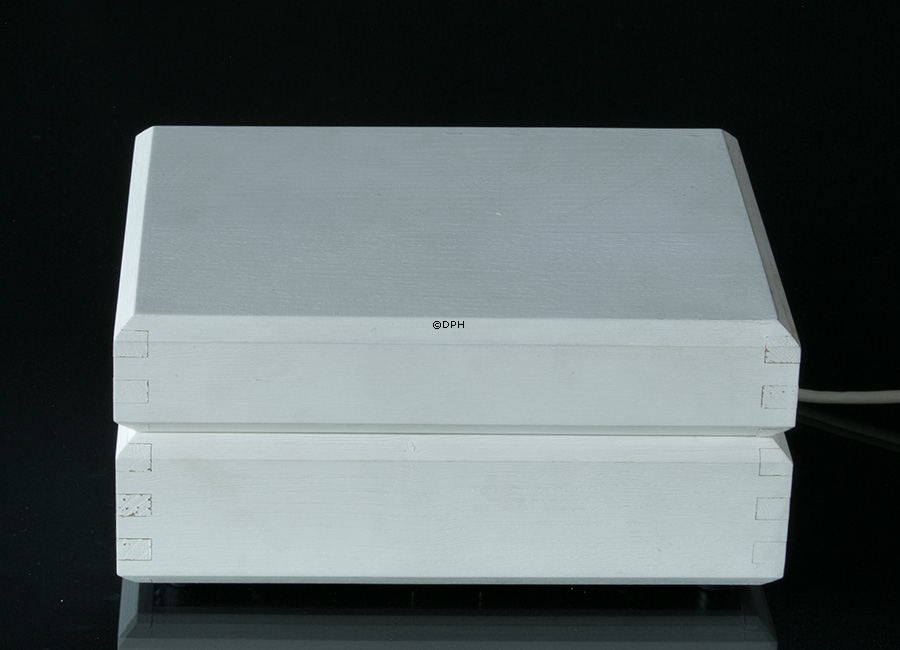 Schwedisches Retro Telefon in einer weißen Holzkiste mit rotem Lederinnenraum