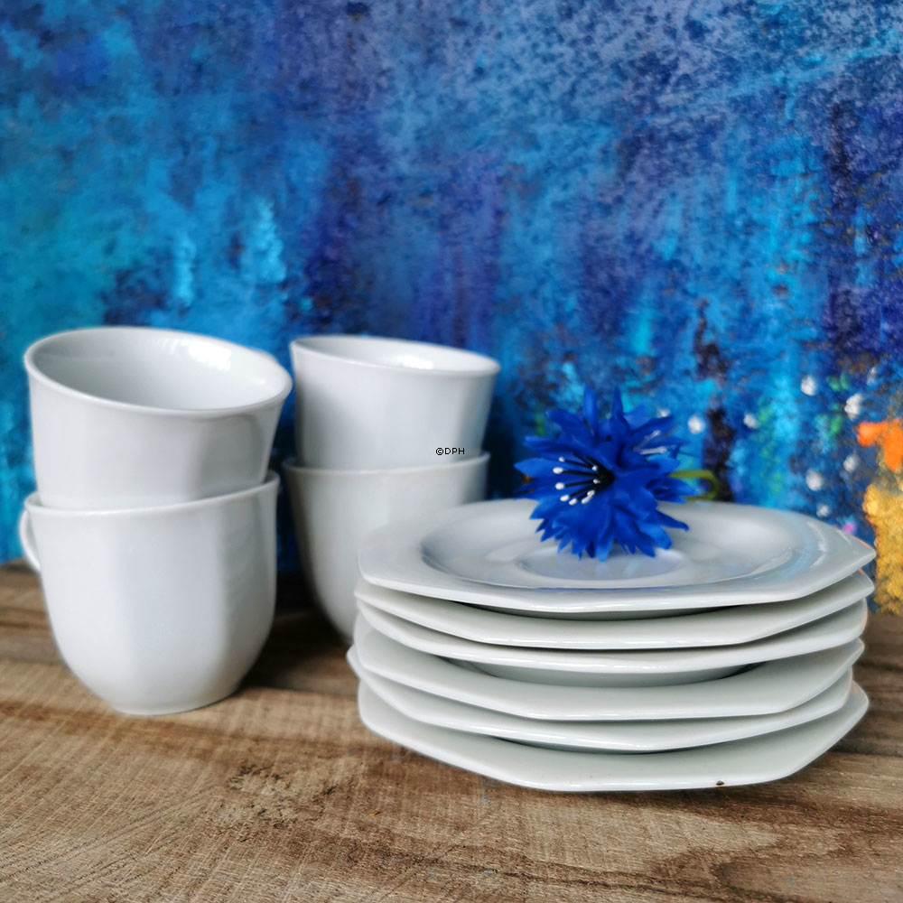 Weiße Kaffeetassen mit Untertassen, eckig (Set von 6 Stück).