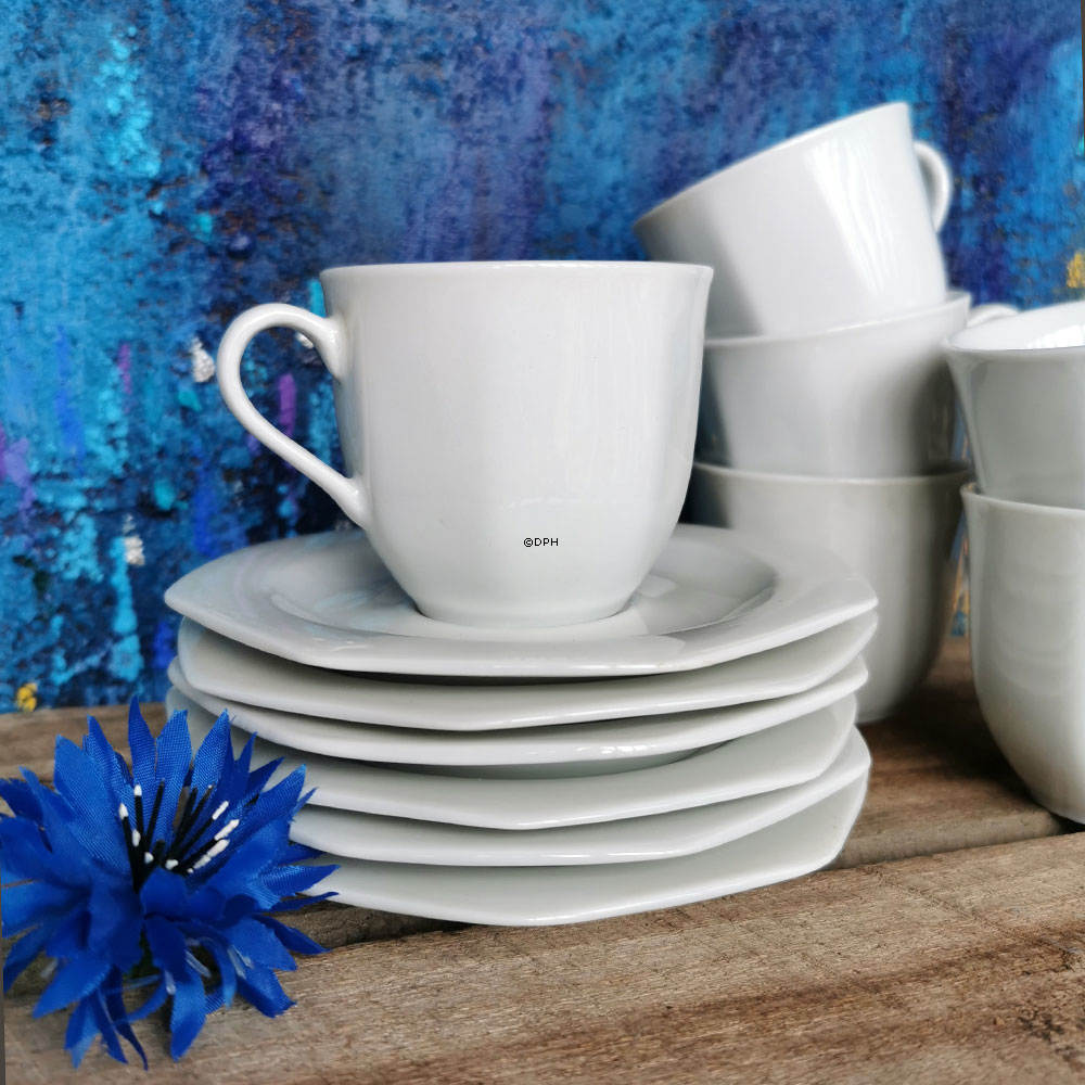 Weiße Kaffeetassen mit Untertassen, eckig (Set von 6 Stück).