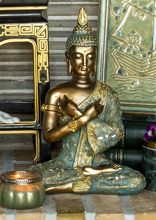Buddha sitzend mit 
verschränkten Armen in Kontemplation, Goldfarbe Polyresin