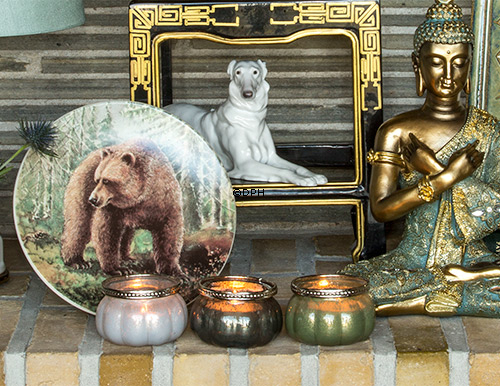 Teelichthalter in weißem Glas mit Metalrand