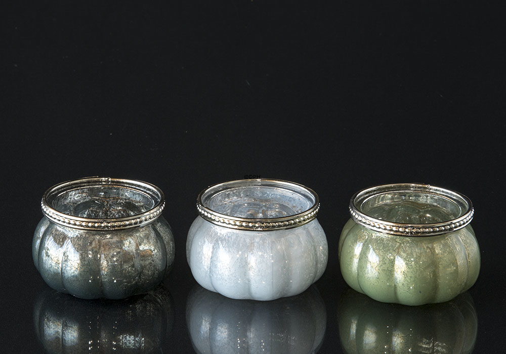 Teelichthalter in weißem Glas mit Metalrand