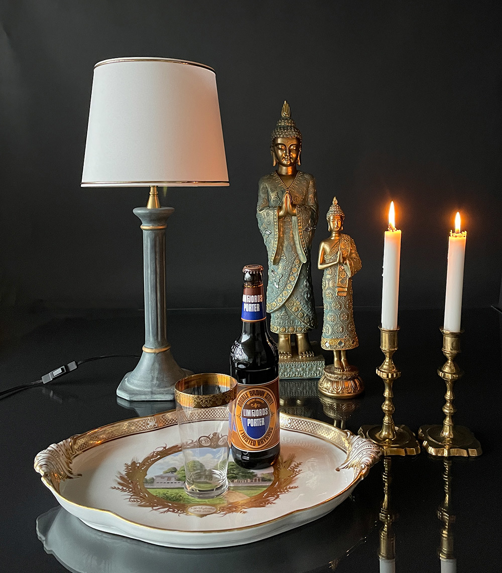 Buddha stehend betend auf Lotus, Golden und Grün Polyresin