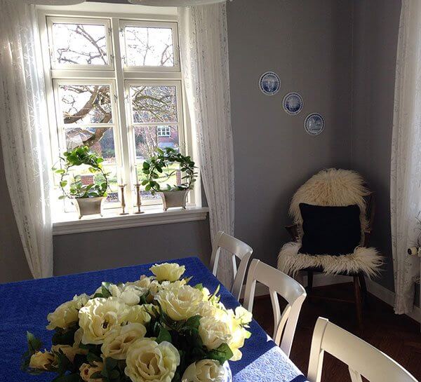 Wanddeko – graue Wand, blaue Teller