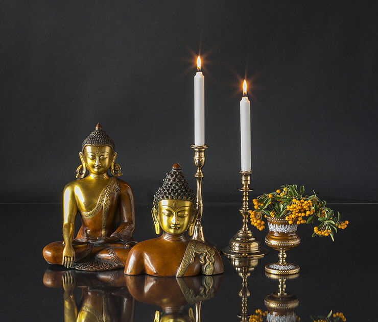 Steinböck Pokal als Blumentopf zusammen mit zwei Buddhafiguren