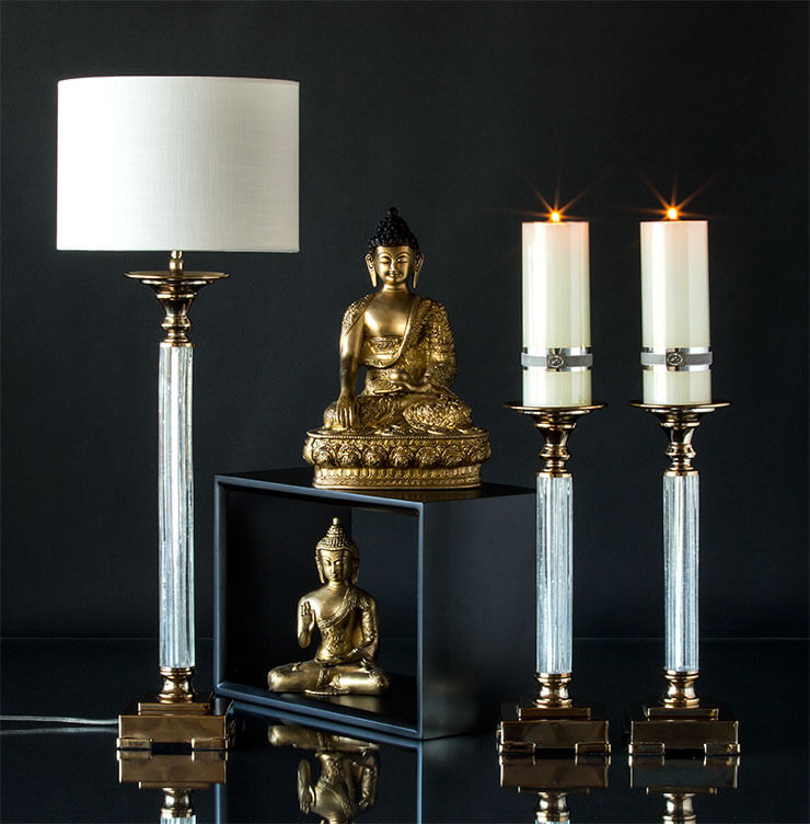Buddha Figuren mit klassischen Kerzenhaltern und Tischlampe