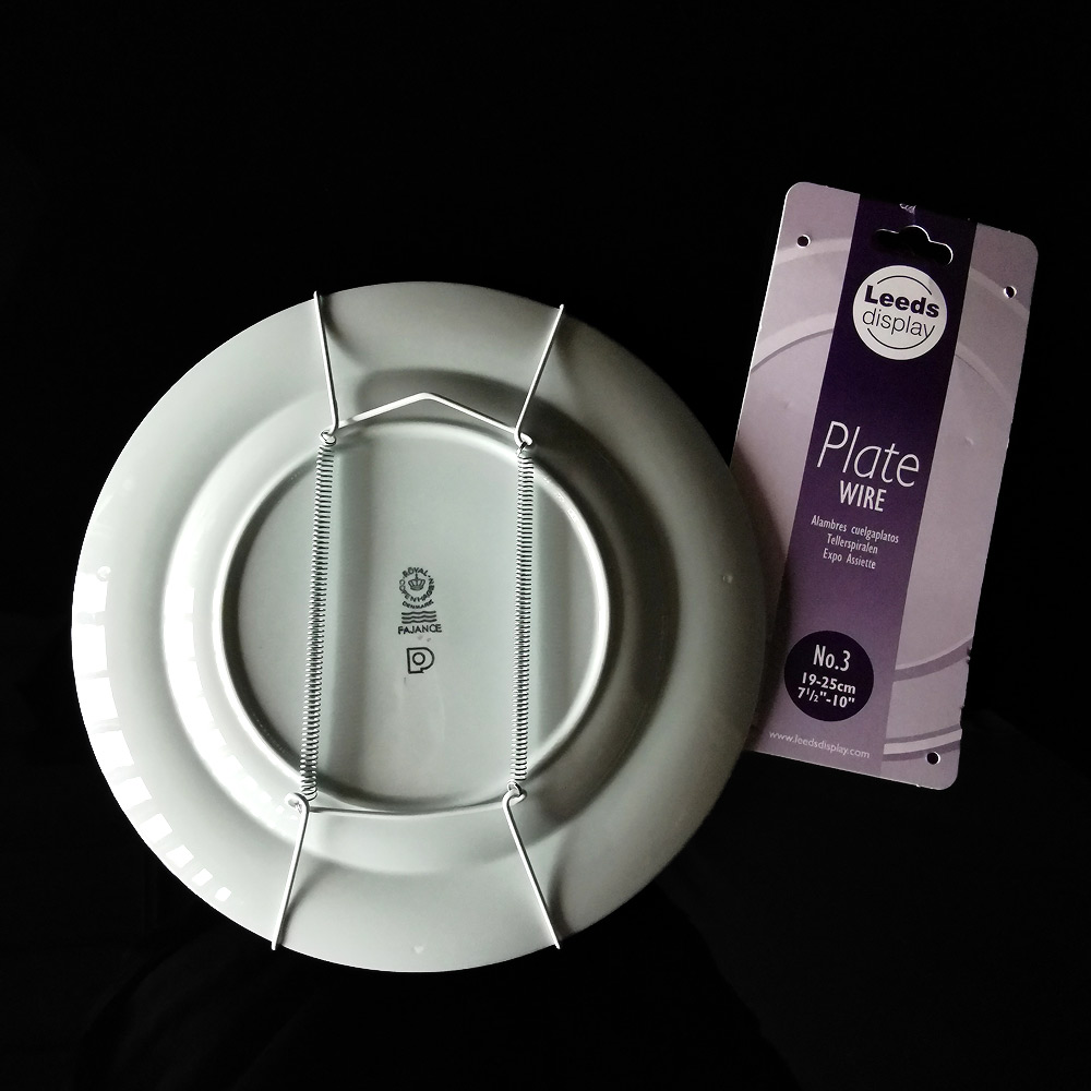 Telleraufhaenger auf der Rueckseite ermoeglicht es, den Teller aufzuhängen.