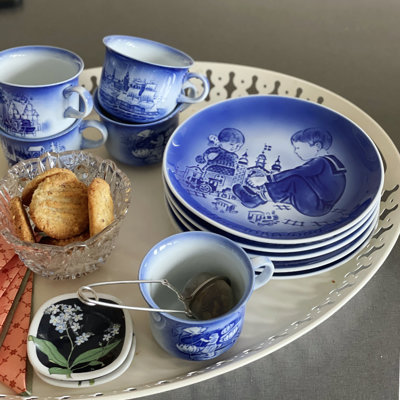 Tablett gedeckt für Kaffee und Tee mit Désirée Tassen und Désirée Muttertagstellern. Kleine Rörstrand Blumen-Plaquetten werden praktisch für Teebeutel verwendet.