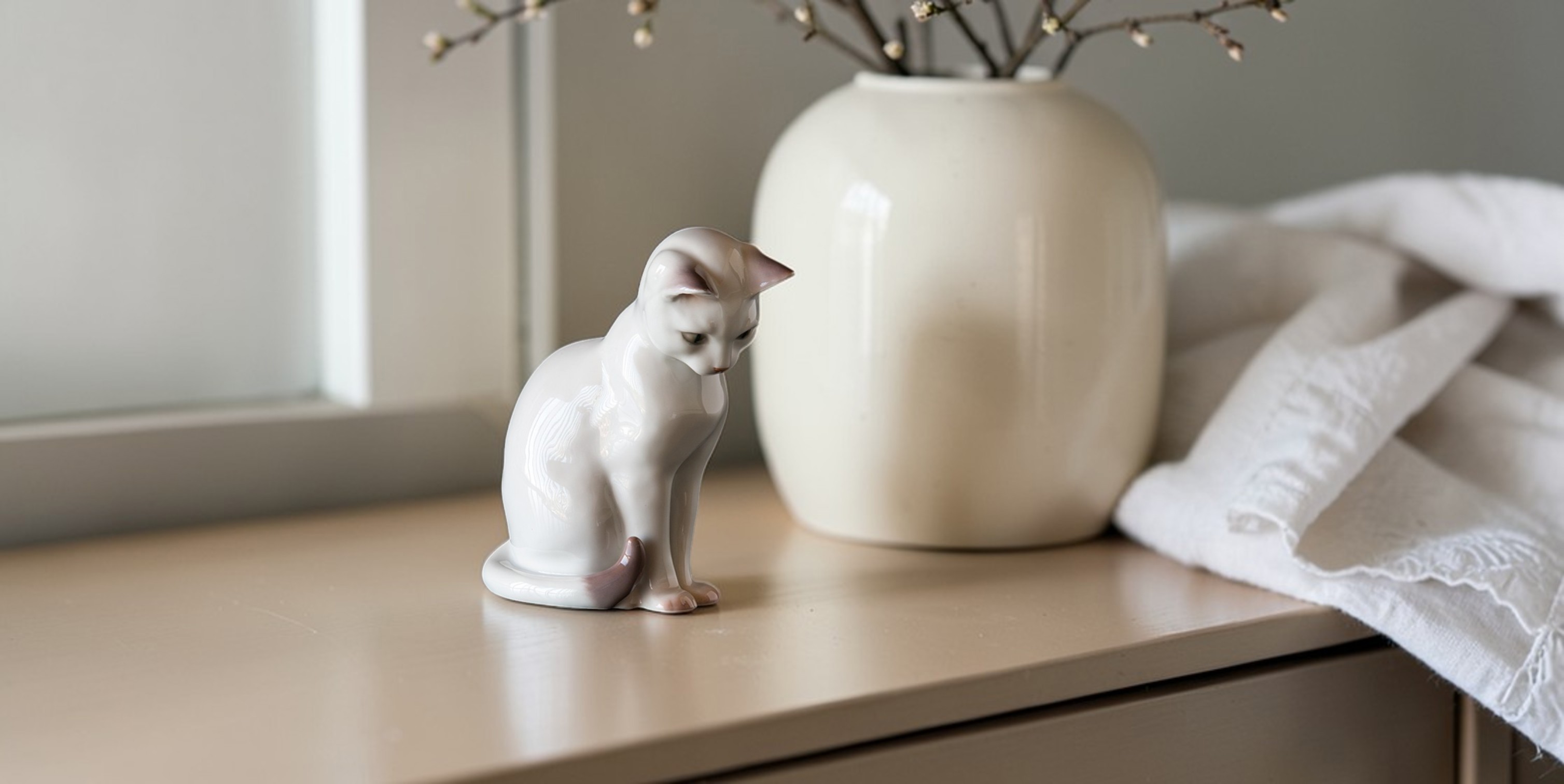 Weiße Katzenfigur aus Porzellan von Bing & Grøndahl, Nr. 2476, klassische dänische Porzellankatze sitzend auf einem Tisch in der Wohnkultur