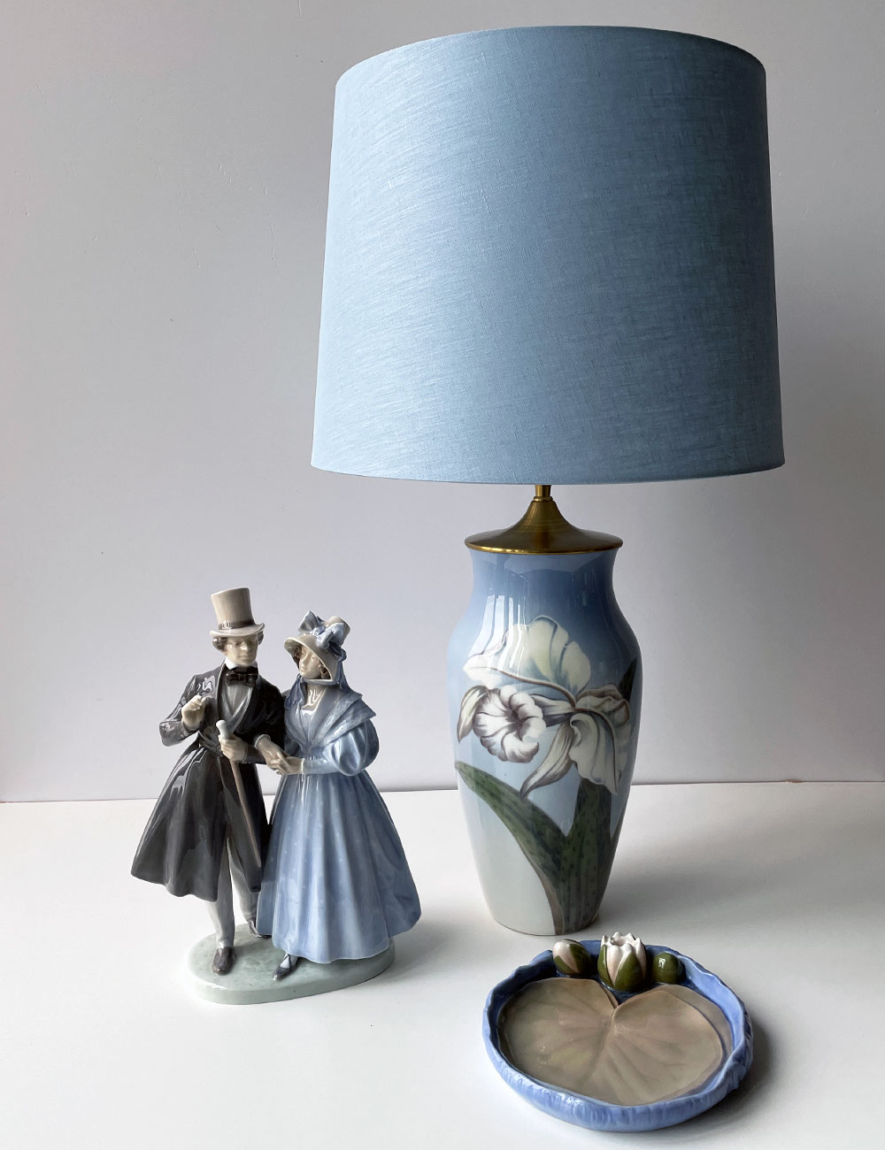 Schale mit Seerose, Bing & Gröndahl Nr. 2360, zusammen mit Figur und Lampe
