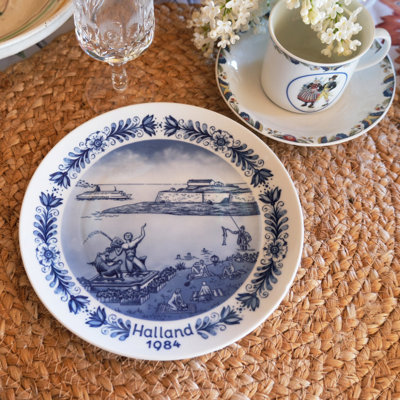 Sommertafel mit einem Seltmann Schwedische Landschaften Teller aus Halland 1984 und einer Rörstrand Kaffeetasse mit schwedischen Volkstrachten. Eine charmante Dekoration, bei der Porzellan stilsicher kombiniert und gemischt wird.