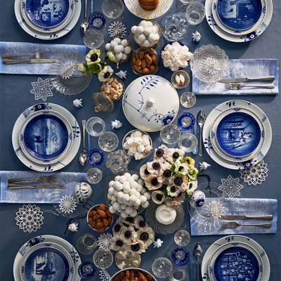 Festliche blau-weiße Tischdekoration mit Royal Copenhagen Weihnachtstellern und Geschirr. Inspiration für eine korrekte Tischdekoration zu Hochzeiten, Konfirmationen, Taufen, Geburtstagen oder Weihnachtsessen.