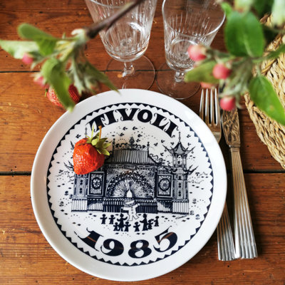Tivoli Teller von 1985, verwendet als Essteller in einer Tischdekoration mit frischen Erdbeeren, Lyngby Gläsern und Besteck auf einem Holztisch mit sommerlicher Dekoration.