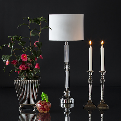 Großer Metallkräutertopf mit Glasapfel Tischlampe und Kerzenhaltern