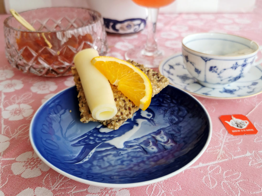 Bing & Gröndahl Muttertagsplatten auf dem Frühstückstisch