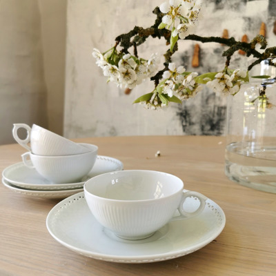 Kaffeetisch mit weißen Royal Copenhagen Teetassen und Bing & Gröndahl Untertassen, Inspiration für Kaffeetafel, einfache Tischdekorationen und sommerliche Tafeln.
