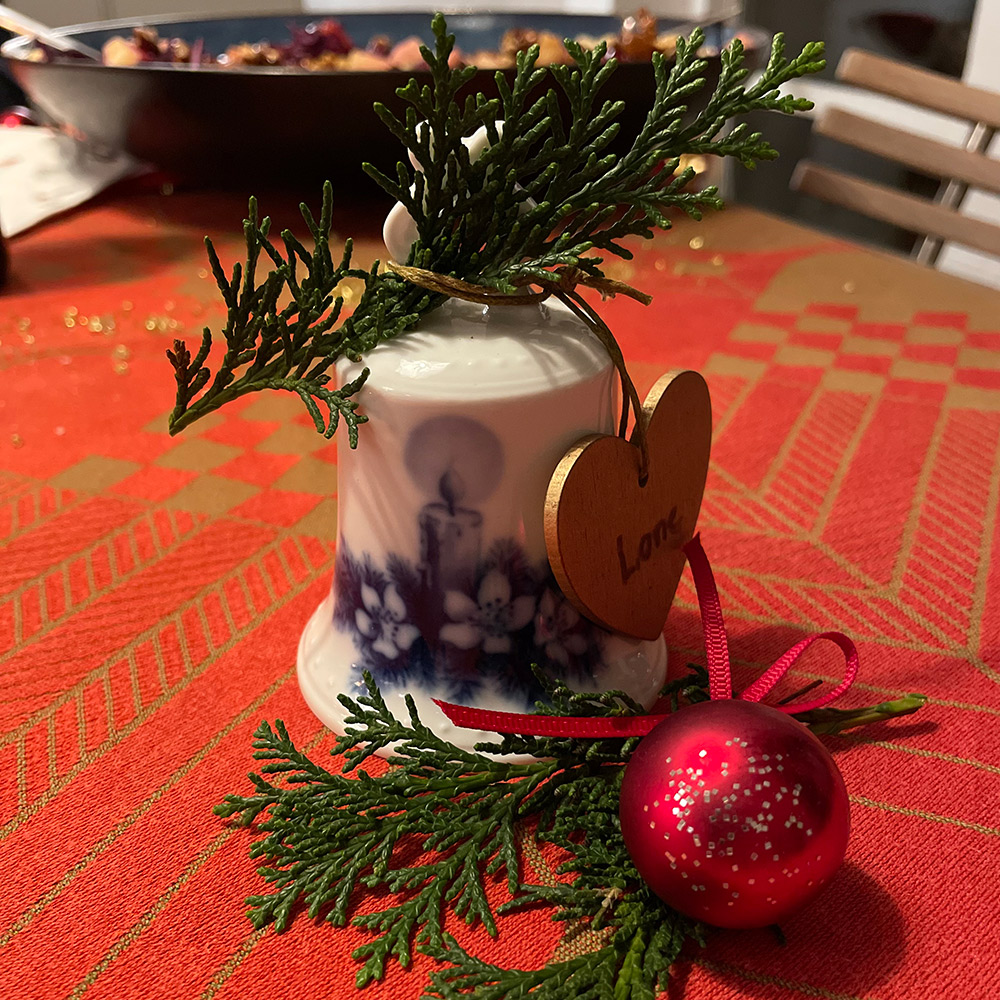 Tettau Weihnachtsglocke hübsch dekoriert als Tischkarte
