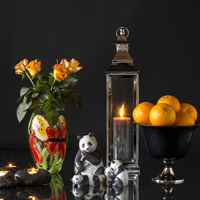 Figuren von Pandas mit schöner geblümter Vase, Laterne und Obstschale