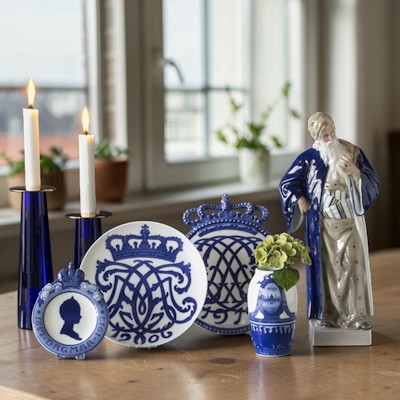 Arrangement mit Gedenktellern, Rundschauvase, Asmussen Kerzenhaltern und Figur von Nathan der Weise