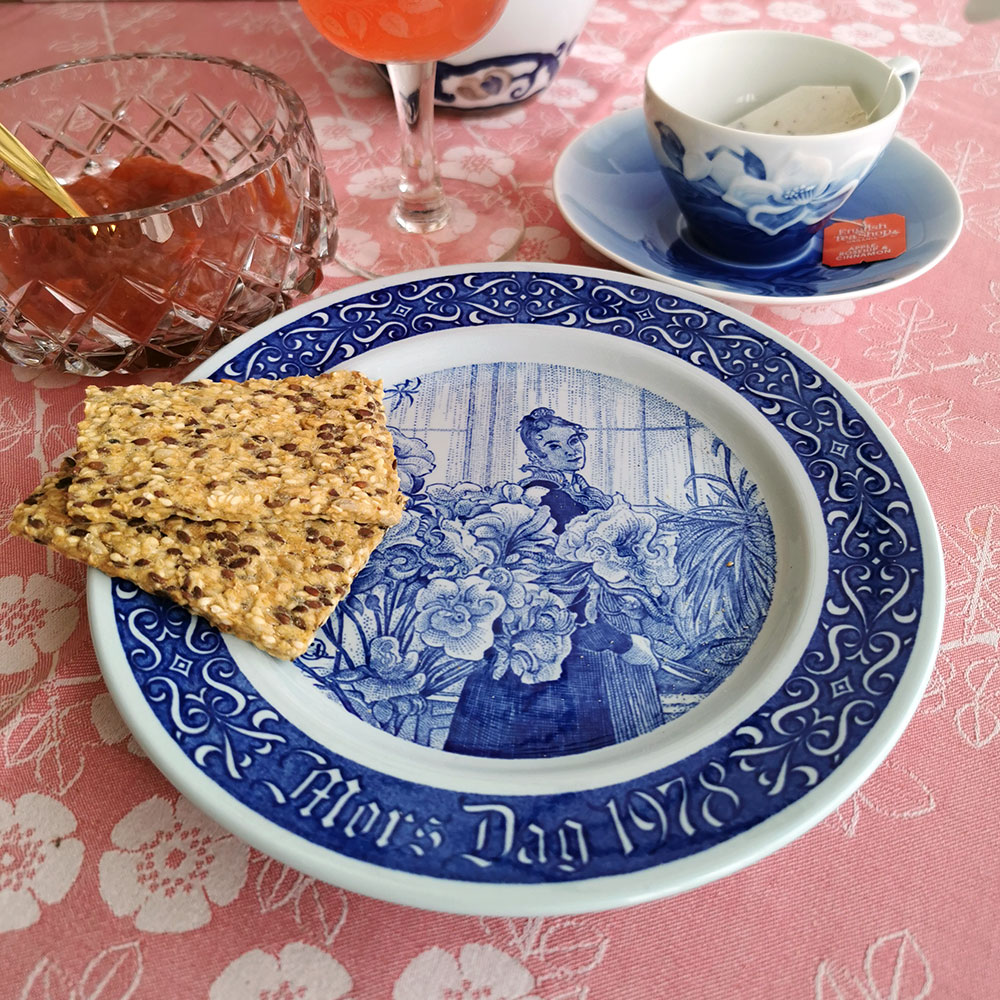 Decken Sie den Tisch mit Rörstrand Carl Larsson Platten.