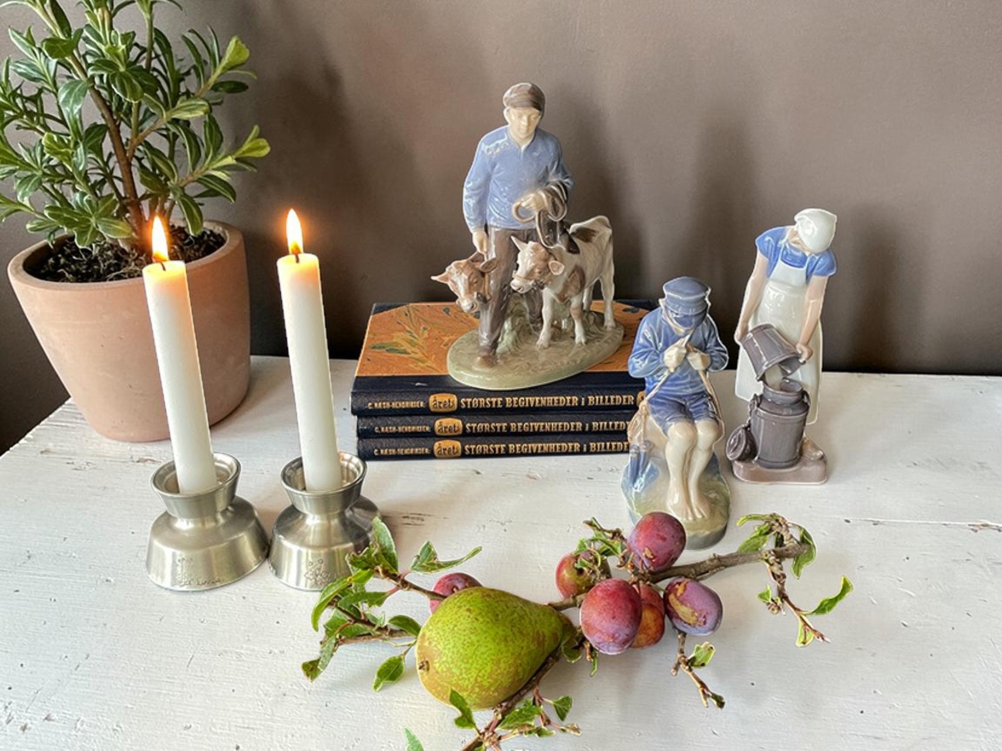 Junge mit zwei Kälbern, Royal Copenhagen Figur, mit anderen Landwirtschaftsfiguren, Kerzenständern und alten Büchern.