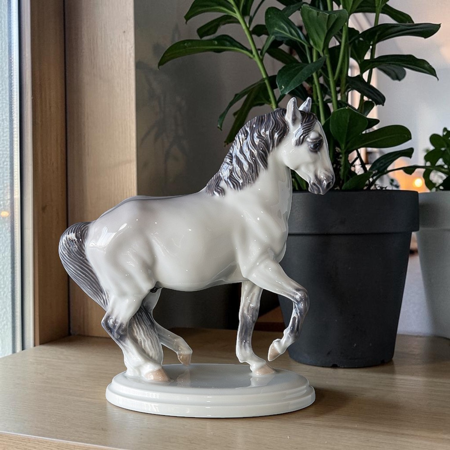 Royal Copenhagen Lippizanerfigur zeigt diese edle Rasse, die oft mit der Spanischen Hofreitschule in Wien verbunden wird.