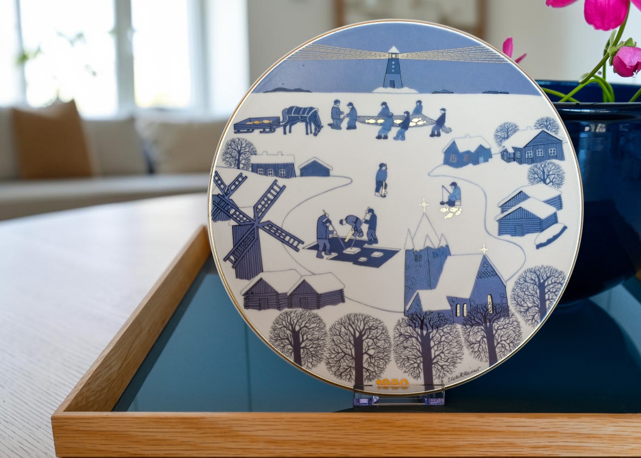 Arabia Weihnachtsteller auf Tablett im Wohnzimmer