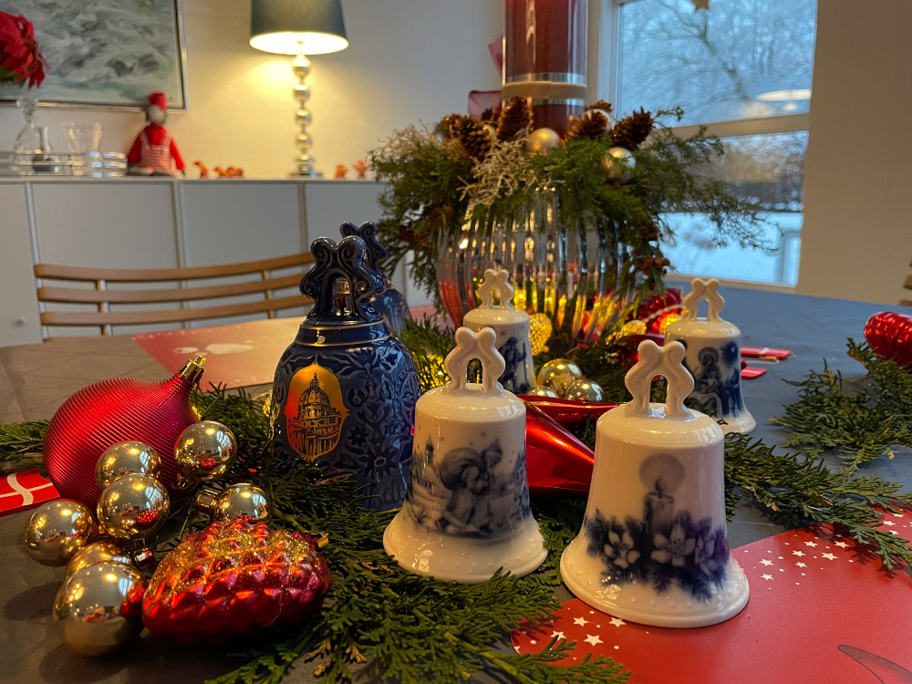 Weihnachtsdekoration für den Tisch mit Bing & Groendahl Jahrgangsglocken und Tettau Weihnachtsglocken.