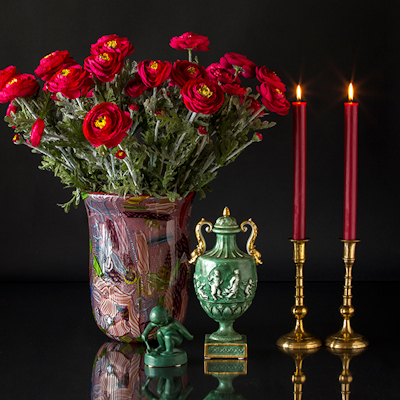 Vase in Glaskunst mit grüner Figur und Vase zusammen mit zwei Kerzenhaltern