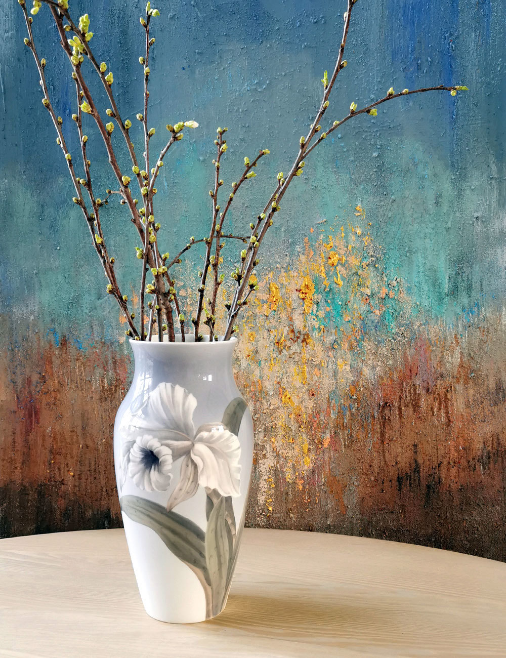 Zeitlose Royal Copenhagen Porzellanvase mit weißer Blume auf dem Esstisch