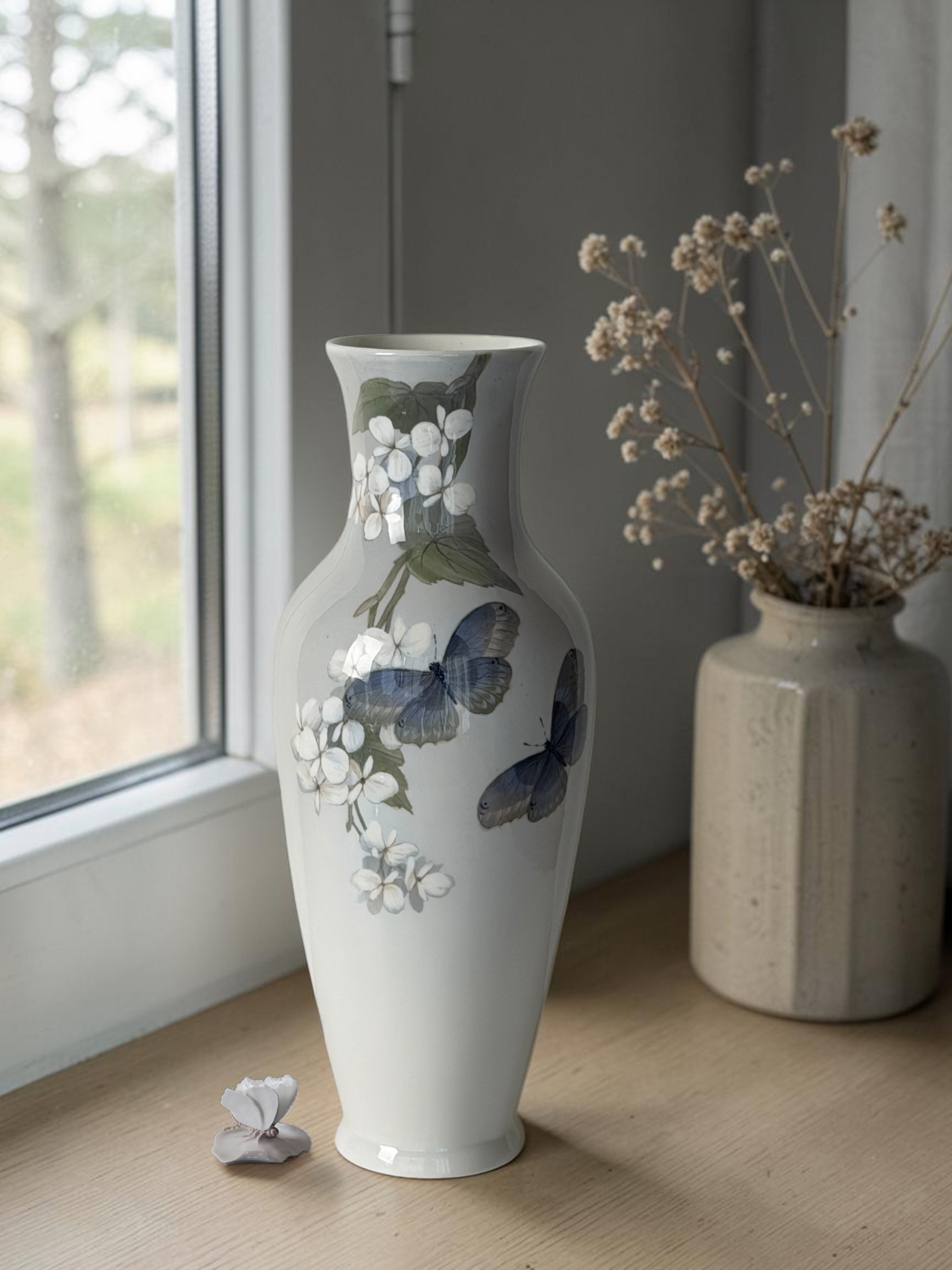 Royal Copenhagen Jugendstil Vase Schmetterlinge, (1894-1922) Nr. 1584-12 Unika