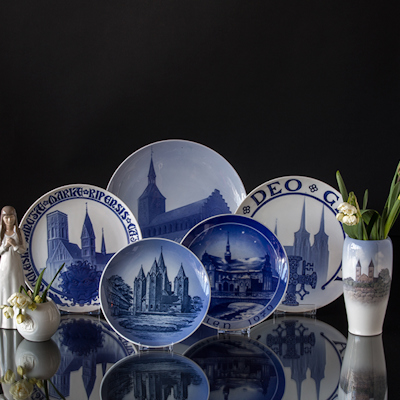 Kirchenplatten mit Luciafigur und Vase mit Kirche