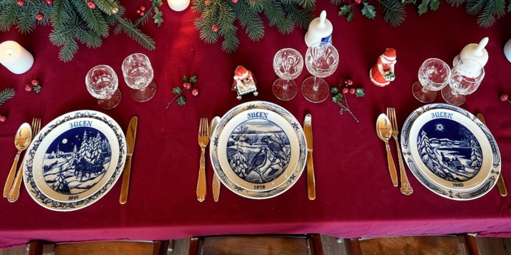 Hackefors Weihnachtsteller mit blauen Weihnachtsmotiven auf dem Weihnachtstisch