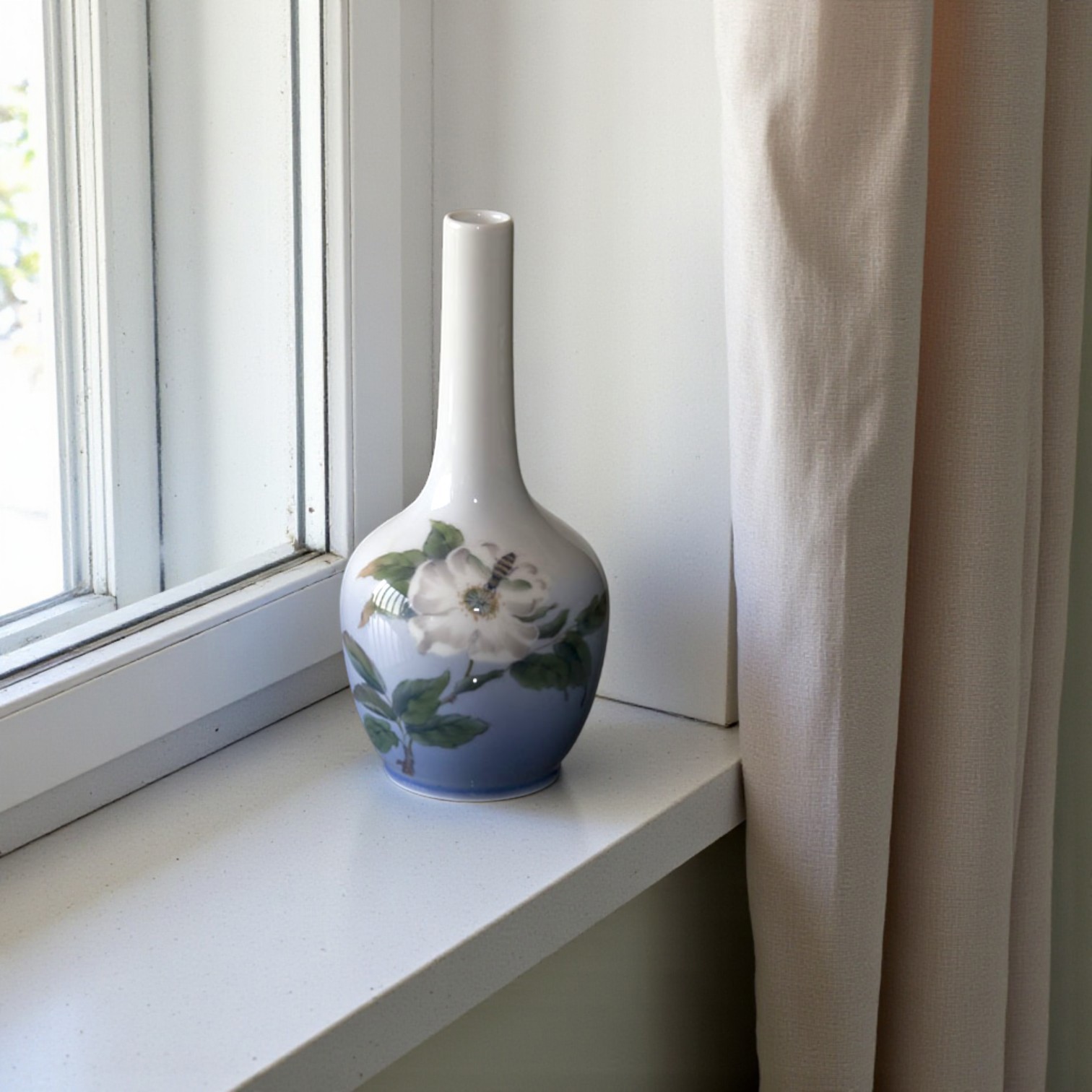 Vase mit Biene und Blume, Royal Copenhagen Nr. 1659-43-6 oder 1569-43B