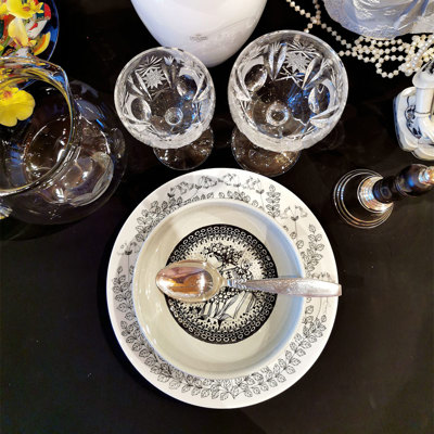 Tischdekoration in Schwarz und Weiß mit einem Gustavsberg Teller und einer Bjørn Wiinblad Schale, kombiniert mit Kristallgläsern und Silberbesteck.