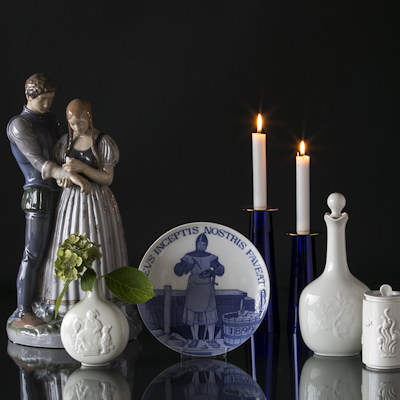 Figur von Jungfrau und Ritter neben einer Freimaurerteller und Royal Copenhagen Krügen