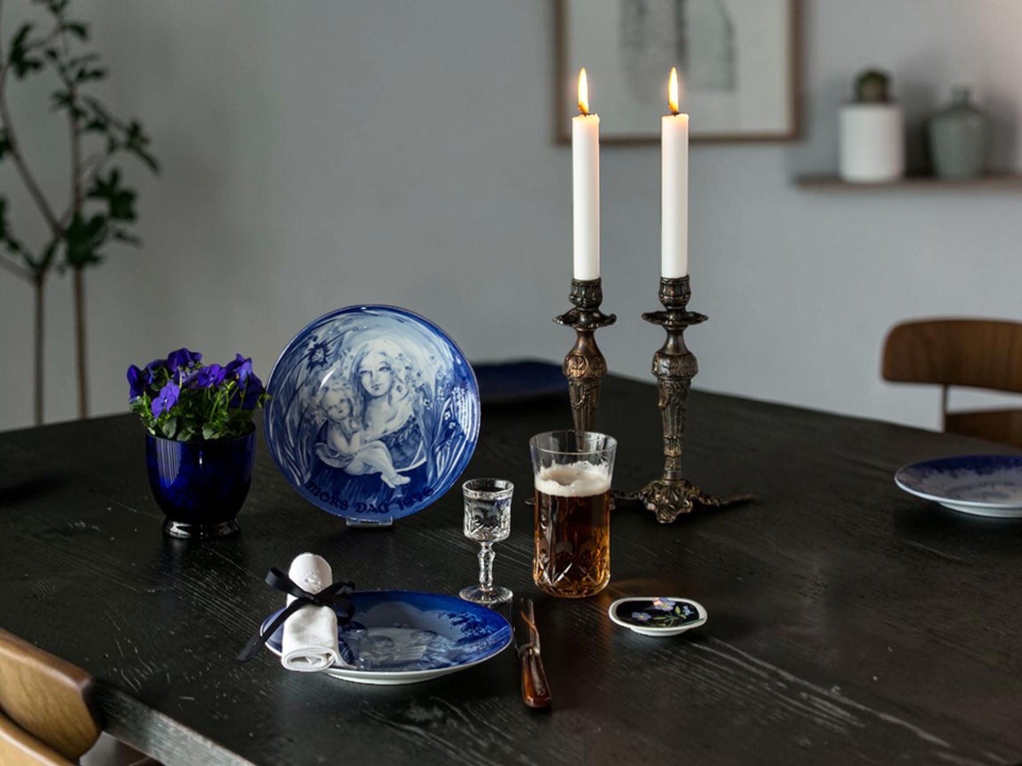 Von Royal Heidelberg Muttertagsplatte 1976 Mutter mit Kind essen