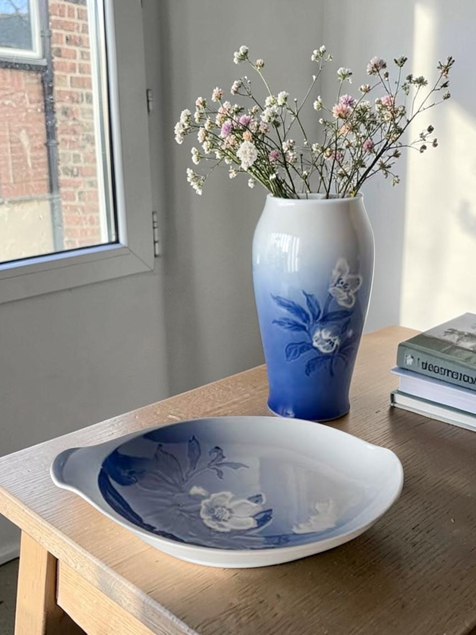 Bing & Gröndahl Christmas Rose Vase und Schale in modernem Dekor.
