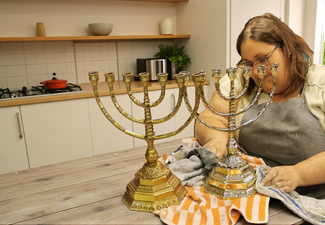 Wie man Silber und Messing und andere Metalle poliert