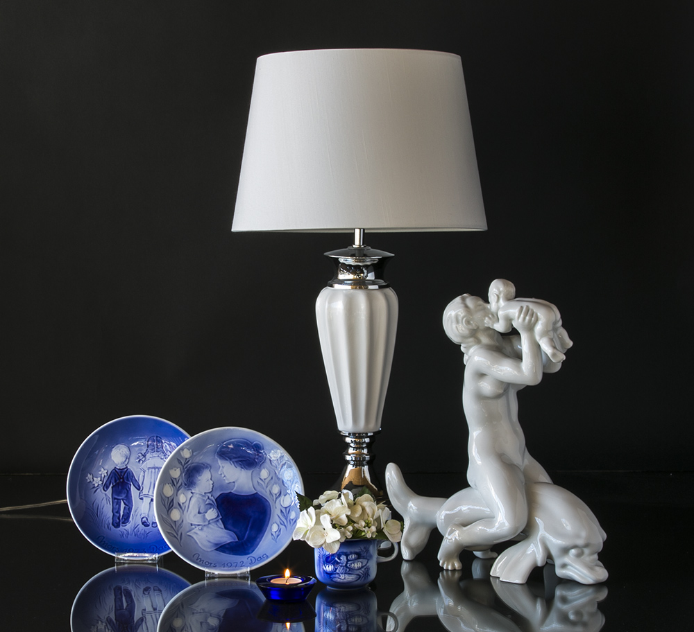 Gemütliche Atmosphäre mit Vintage-Tellern und -Figuren neu gedacht